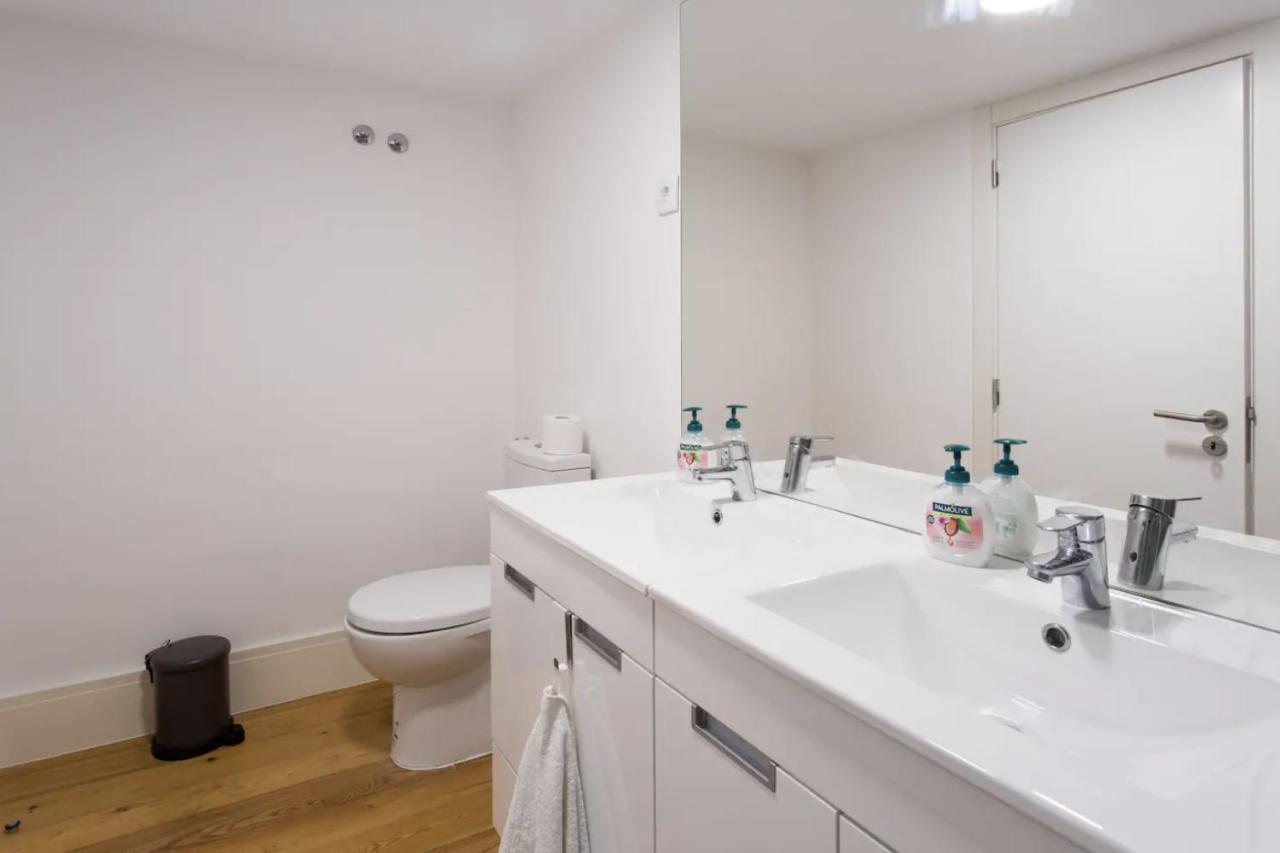 Beautiful 3-Story House In Chiado With A 40M² Private Terrace Apartman Lisboa Kültér fotó