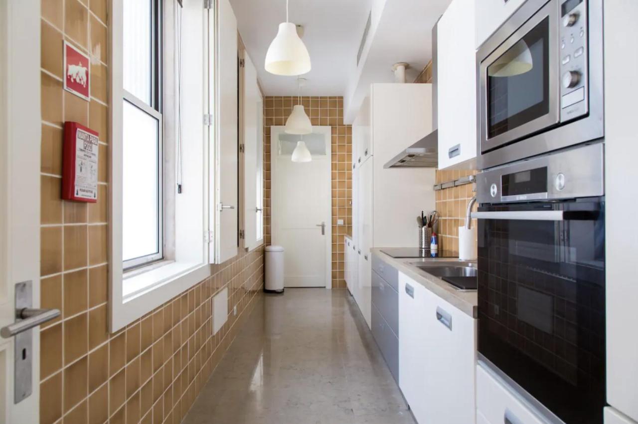 Beautiful 3-Story House In Chiado With A 40M² Private Terrace Apartman Lisboa Kültér fotó